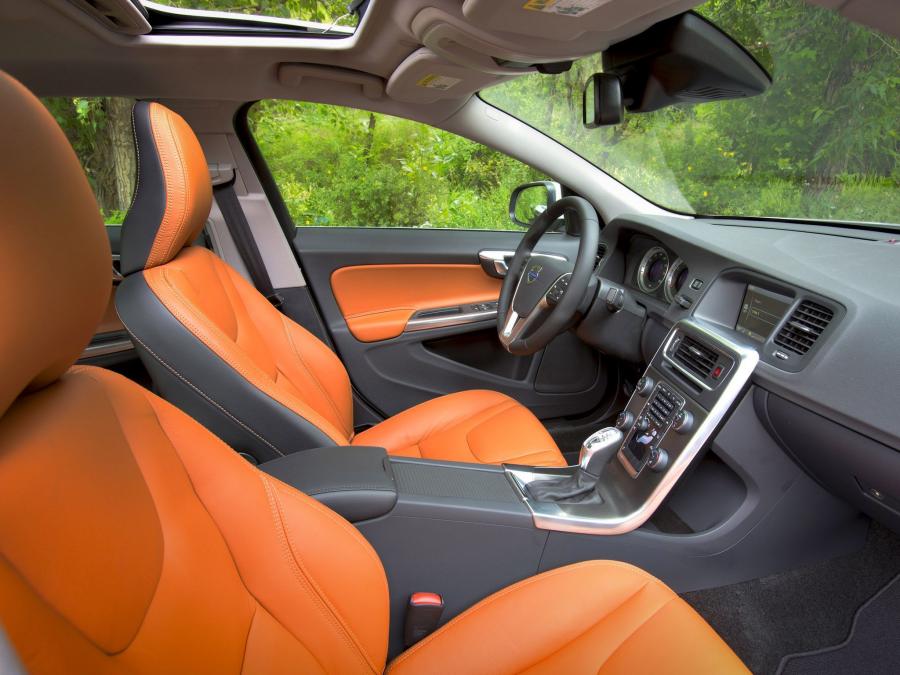  Volvo S60 T5 2010 года  (US) (фото 3 из 7)